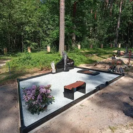 Granīta Dizains komanda darbnīcā — 25 gadu pieredze granīta pieminekļu izgatavošanā