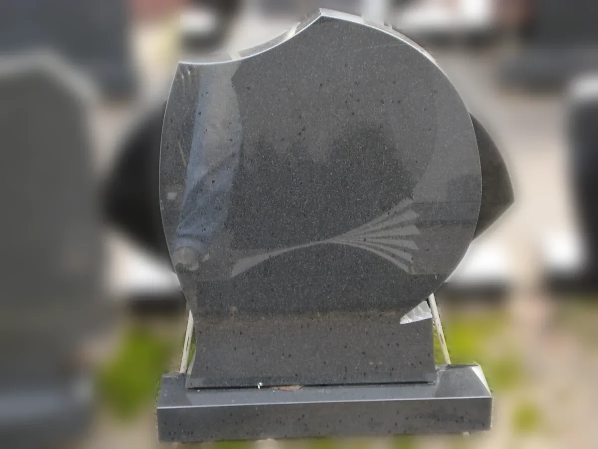 Granīta kapu piemineklis ar krustinu gravēšanu — Granīta Dizains