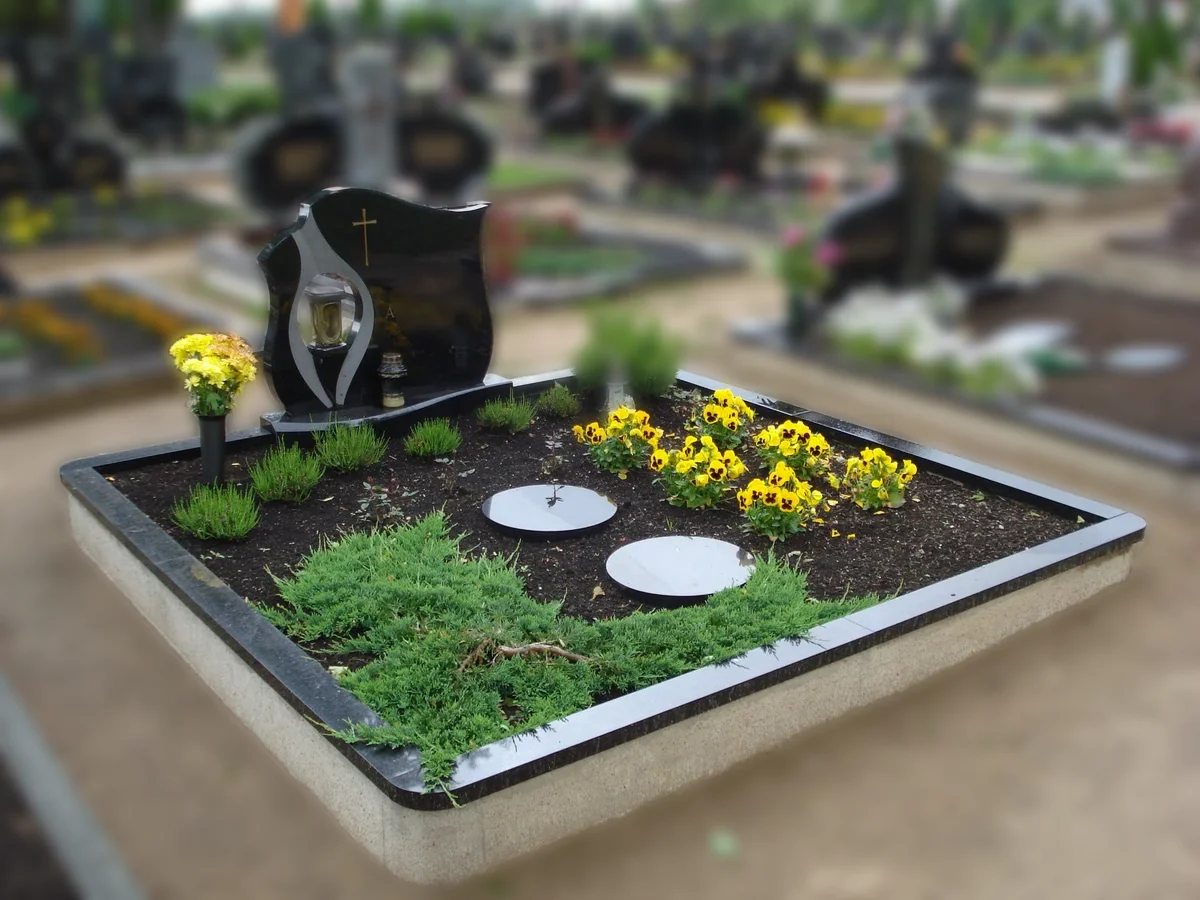 Granīta piemineklis ar dekorējumu kapu vietā — Granīta Dizains