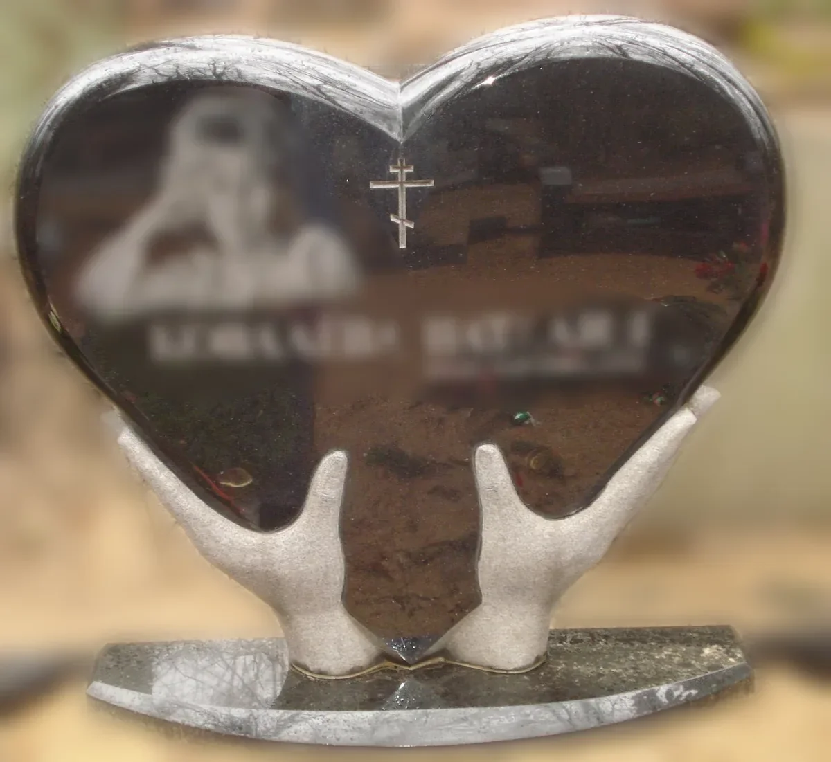 Melns granīta piemineklis ar gravētu uzrakstu — Granīta Dizains