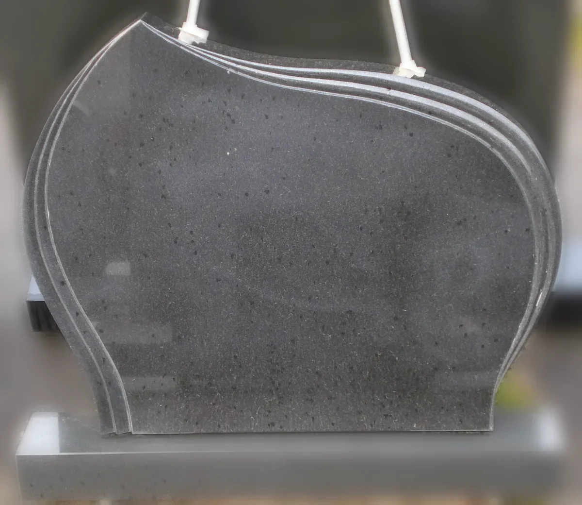 Granīta piemineklis ar krustu Latvijā — Granīta Dizains