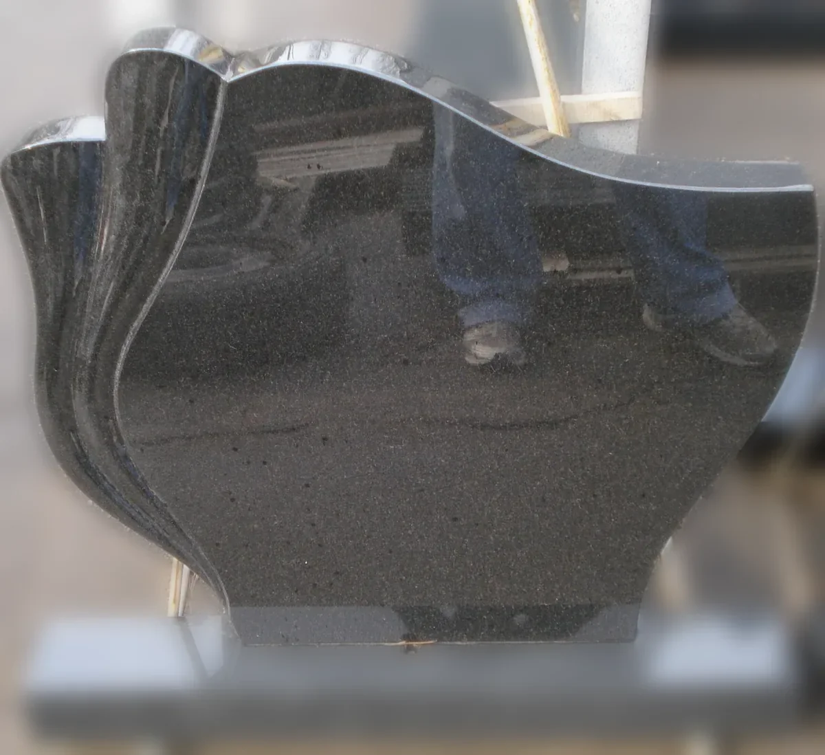 Granīta piemineklis kapu vietai Latvijā — Granīta Dizains