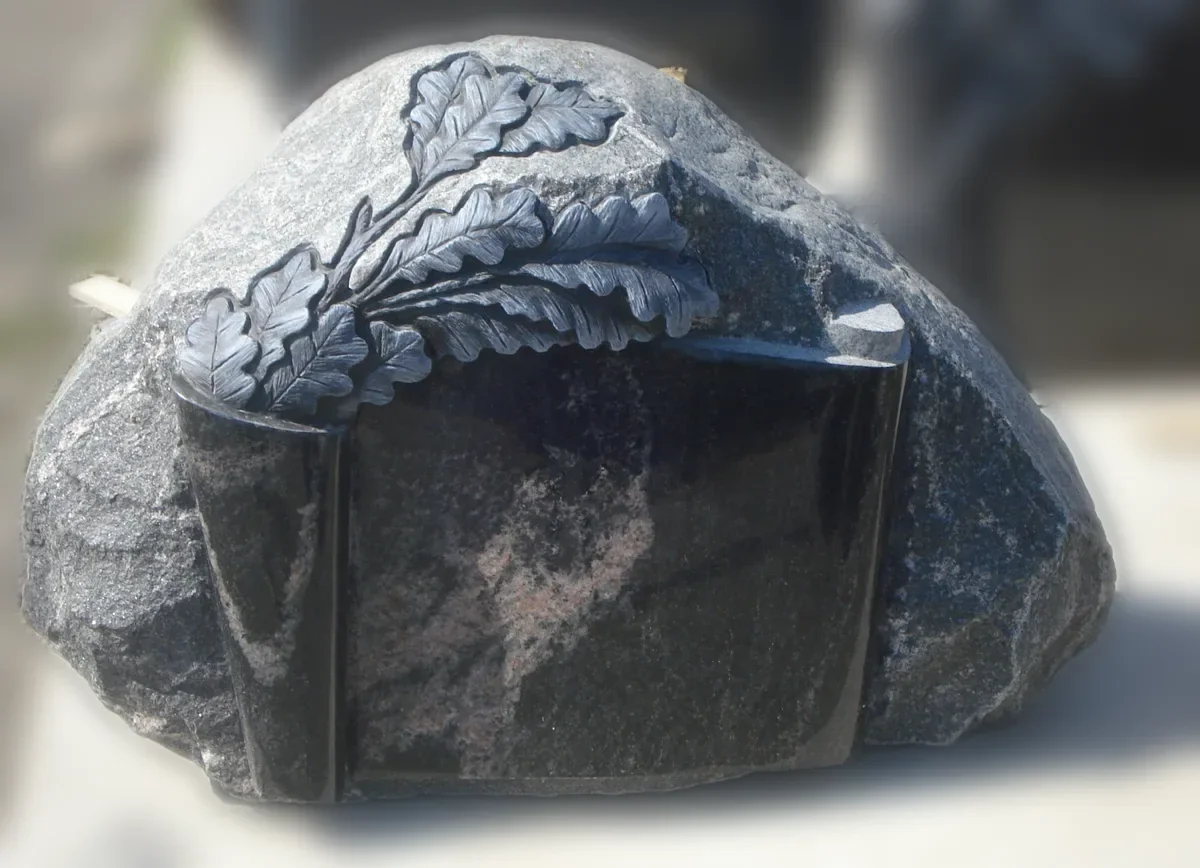 Spodrināts granīta piemineklis Latvijā — Granīta Dizains