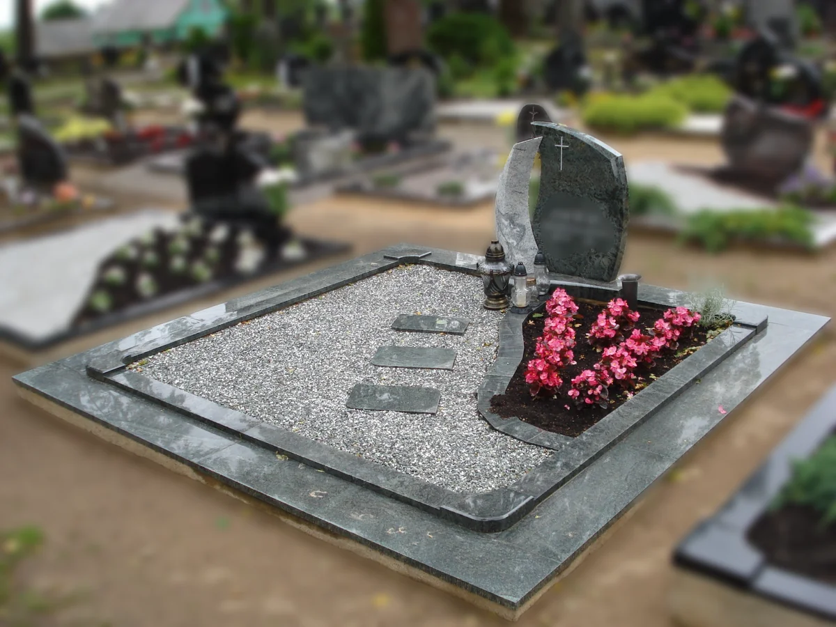 Standarta tipa granīta piemineklis Rīgā — Granīta Dizains