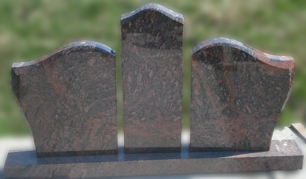 Tumšs granīta piemineklis ar gravējumu Latvijā — Granīta Dizains