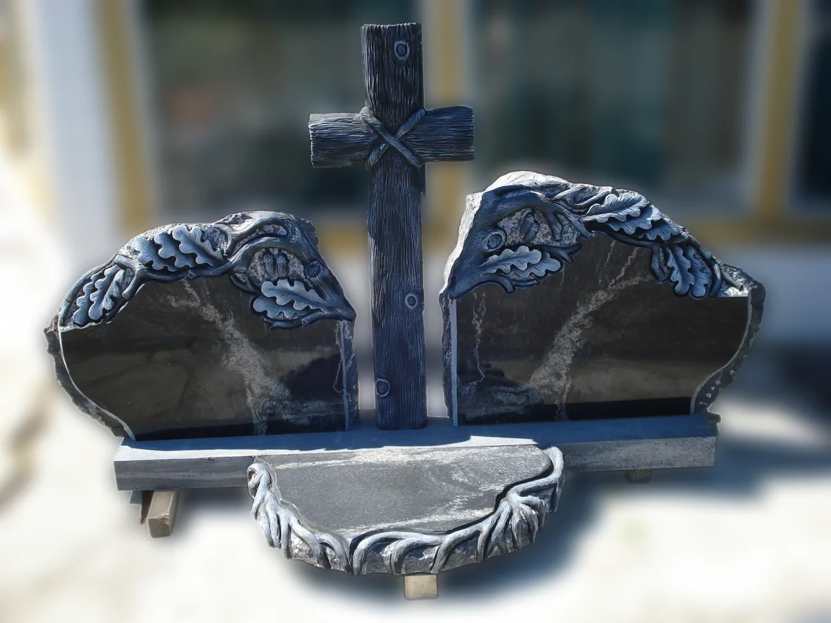 Kapu piemineklis ar zelta burtiem Latvijā — Granīta Dizains